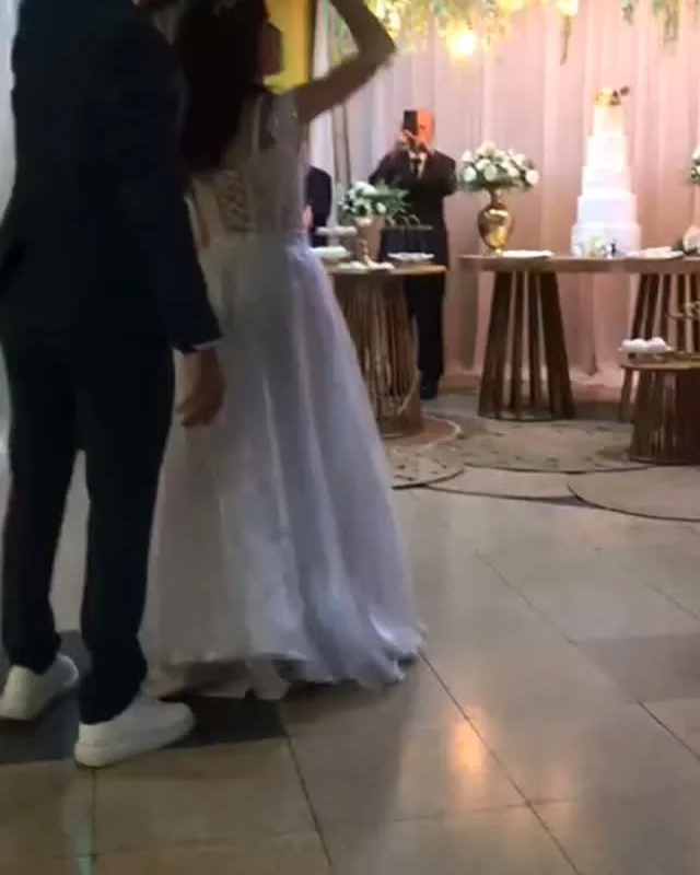 Novios bailando en el salón decorado para un casamiento