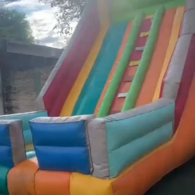 Tobogán inflable de colores en el patio
